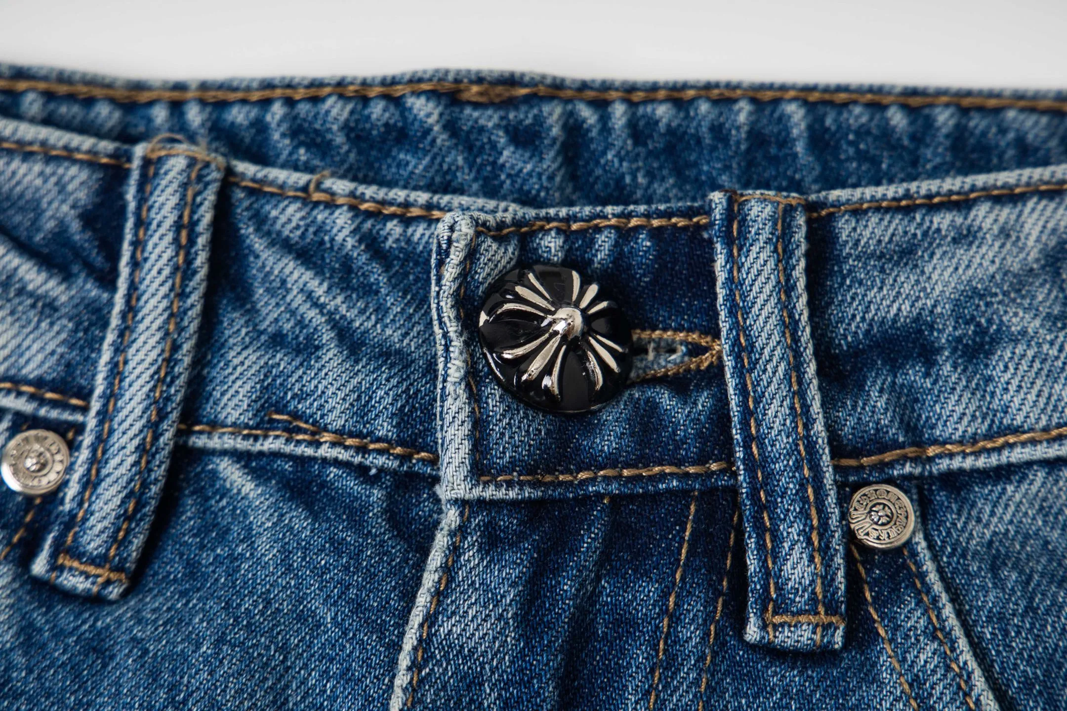 P260 Chrome Hearts micro-flared light blue multi-leather hot jeans. CH jeans need to be washed after the finished product, then disassembled and hand-stitched with sheepskin cross leather and then spliced ​​to complete. The whole piece has too many craftsmanship to explain. The patchwork cross pattern is embellished, and the high-waisted washed jeans! ! Absolutely high-end luxury products, god-level single products and super popular products, made with top heavy industry, a must-see magic weapon. Customized hardware. The fabric is thick and soft after washing. It has good breathability. Customized small leather label. Unique design. The details are simple and elegant, and the workmanship is exquisite. The entire trousers are neatly routed and the details are in place! It’s so cool that both men and women can easily control the genderless trend! Style number: 1796# Color: blue Size: 28 30 32 34 36